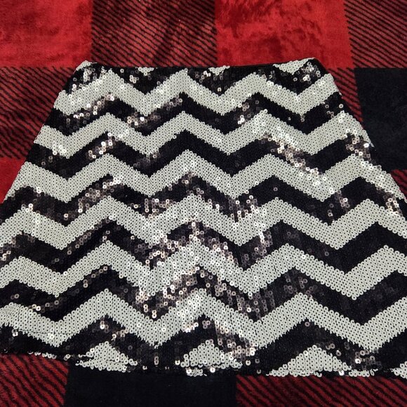 Forever 21 Patterned Sequin Skirt White/Black Size Small - Picture 4 of 5